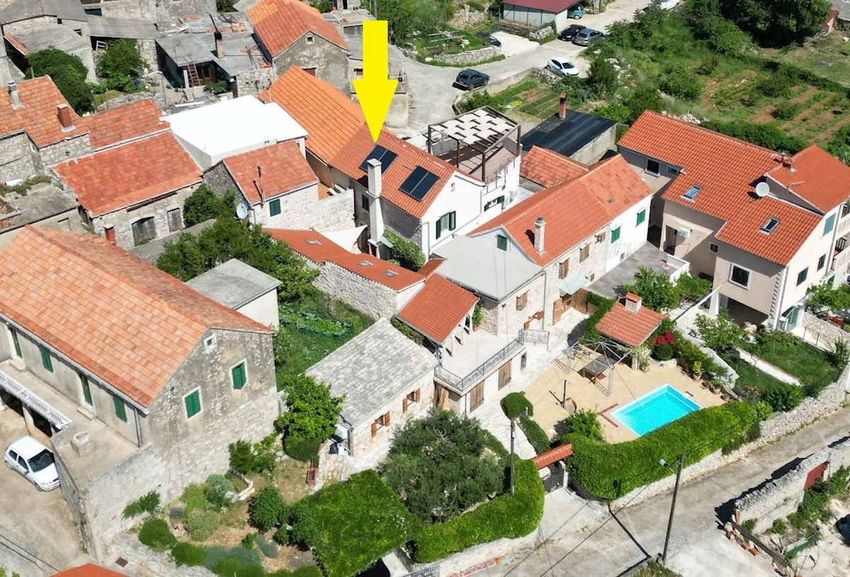 Hvar, Vrbanj - elegantna renovirana kamena kuća s garažom, terasama i pogledom
