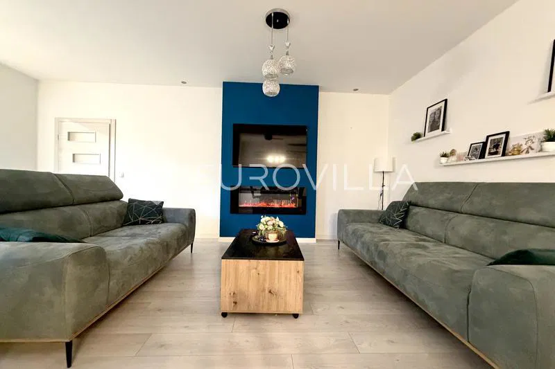 Đakovo, Centar, novouređena kuća 250 m²