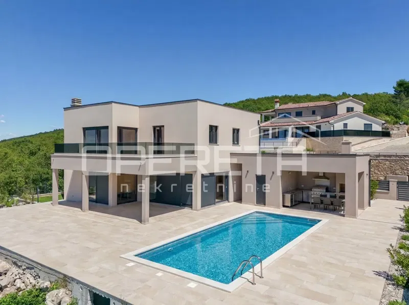 Imposante moderne Neubau mit Pool und hohen Decken – luxuriöses Haus in hohem Rohbauzustand