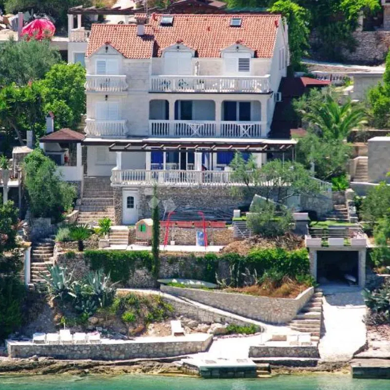 PRVI RED DO MORA: Samoodrživa apartmanska vila s uhodanim poslovanjem – Vela Luka, Korčula