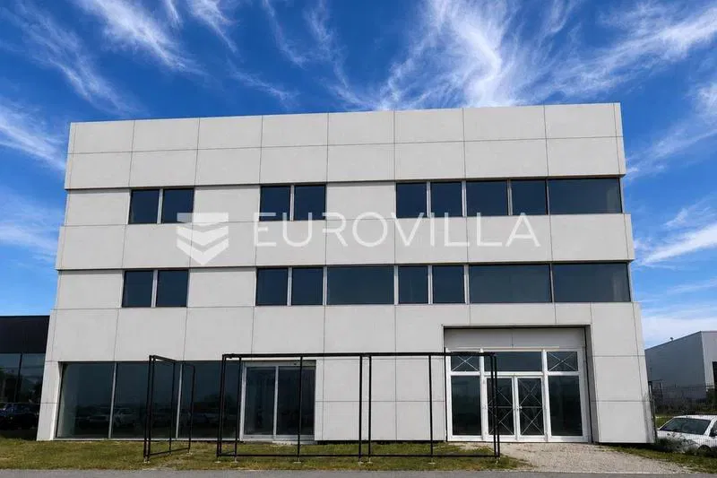 Osijek, Industrijska zona Čepin, TOP lokacija, poslovni prostor površine 300 m² s parkingom