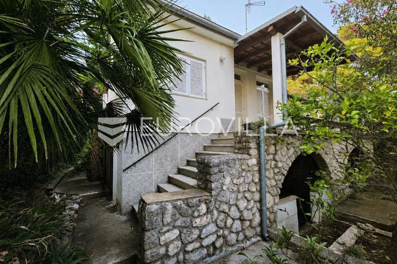 Mali Lošinj, samostojeća kuća s stanom i tri manja apartmana, 180 m od mora