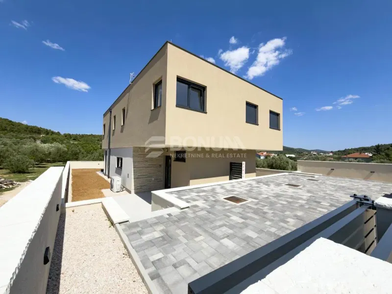 Modern New Build in Tisno – Three Bedrooms, Garden and Parking, 400 m from the Sea – 2