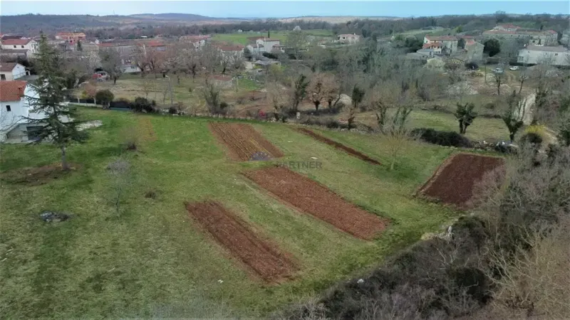 Prekrasno zemljište 975m2 u blizini Višnjana!