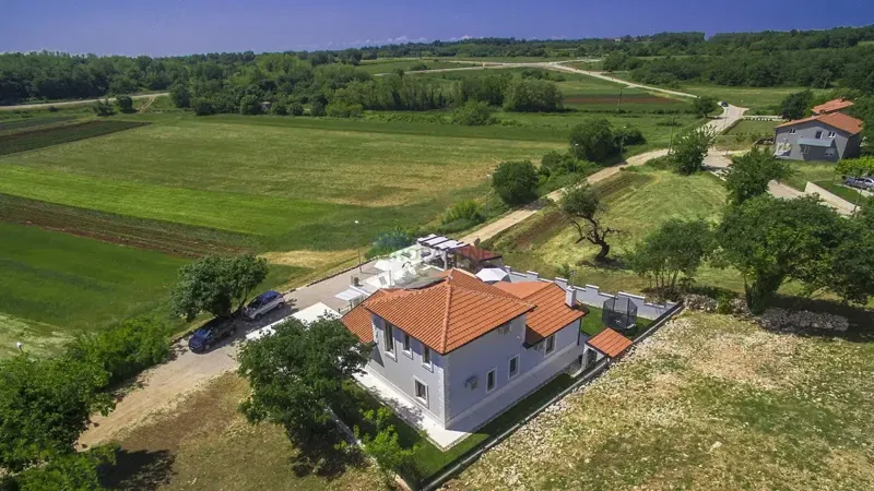 Istra, Novigrad, villa con piscina in ottima posizione – 2