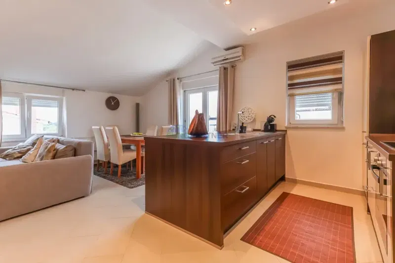 Poreč, modernly equipped 3-room apartment + 140 m2 land - only 2.5 km from the sea – 2
