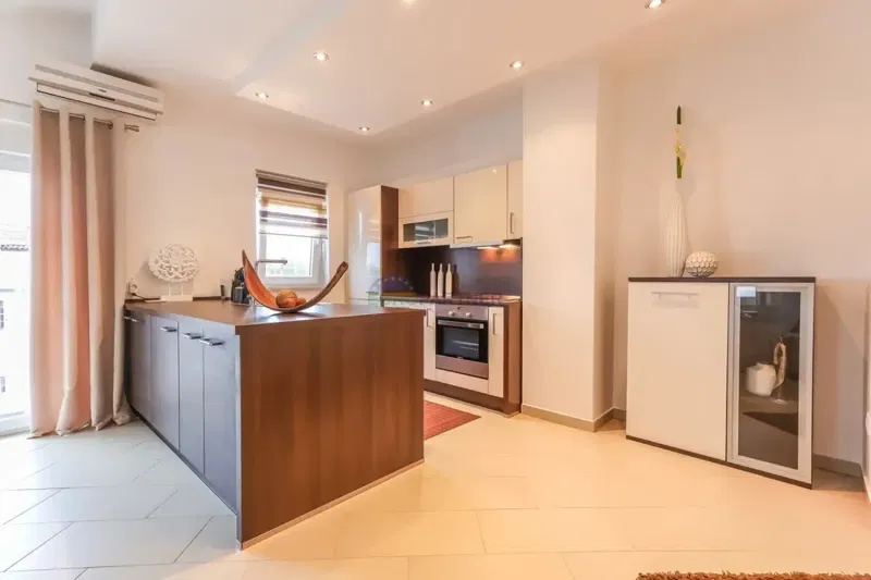 Poreč, modernly equipped 3-room apartment + 140 m2 land - only 2.5 km from the sea – 3