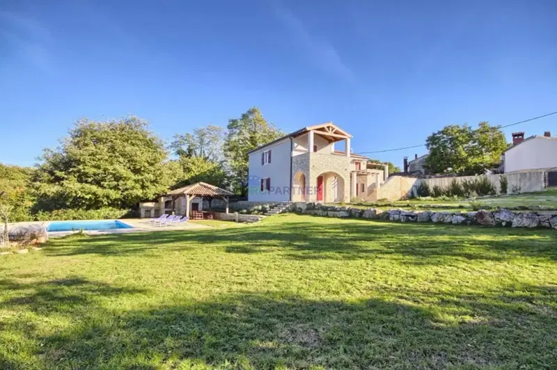 Una casa con due appartamenti e un bellissimo cortile – 3