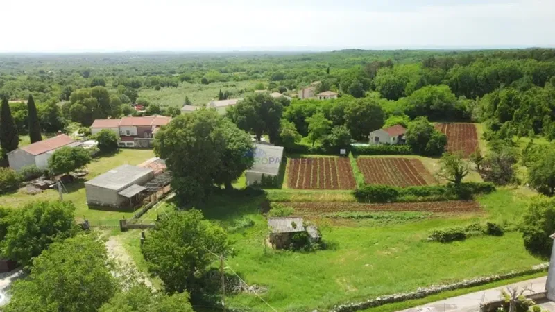 Zona Parenzo, terreno edificabile 1700 m2 – 3