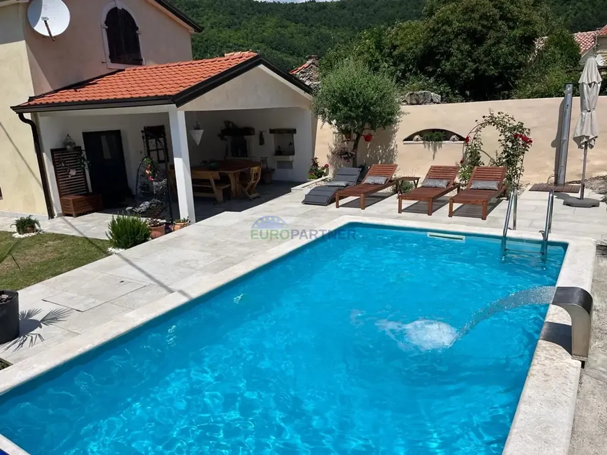 Lijepo uređena kuća s bazenom od 155 m2, Prodaja