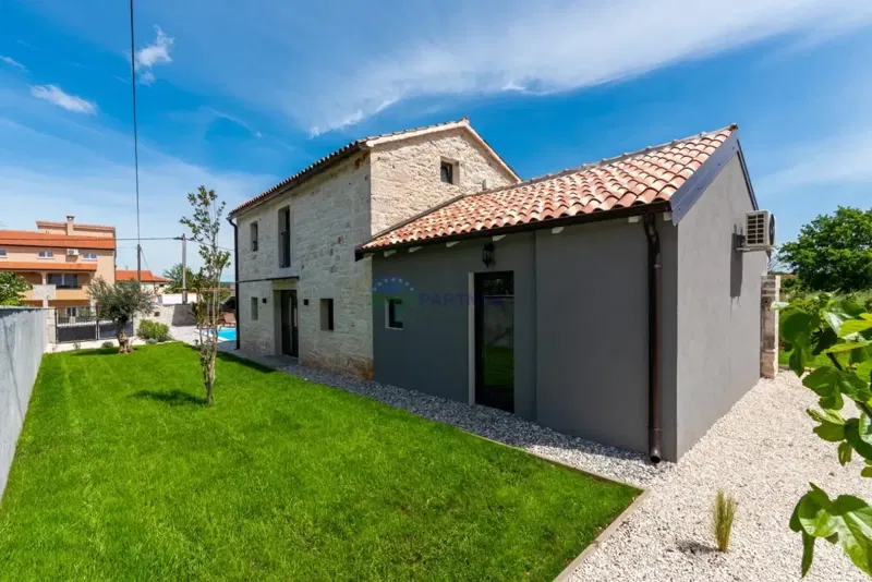 Villa in pietra con piscina, zona Parenzo – 2