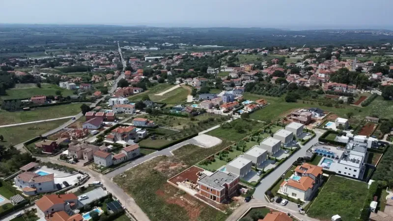 Poreč, Baugrundstück mit Projekt und Meerblick