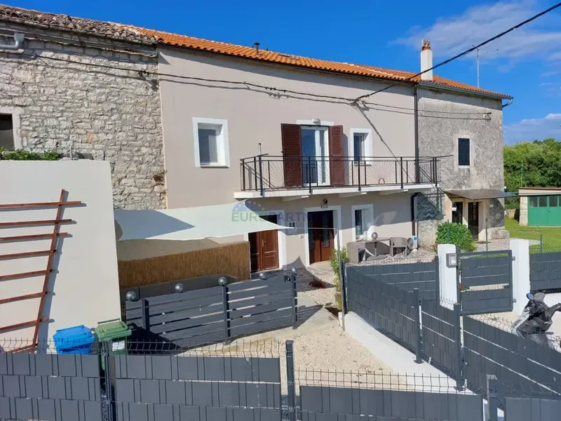 Casa in pietra a schiera con giardino. – 2