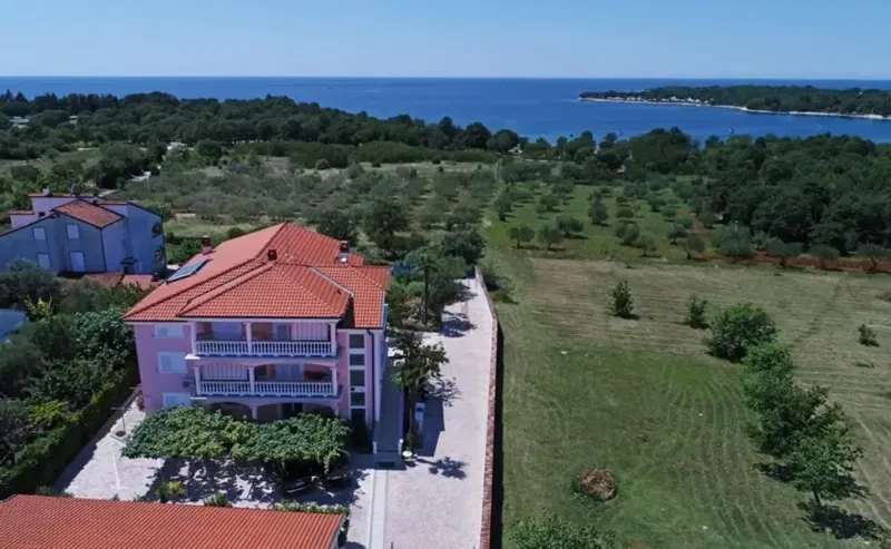 Opportunity for investors! Large house with apartments 300m far from the beach – 2