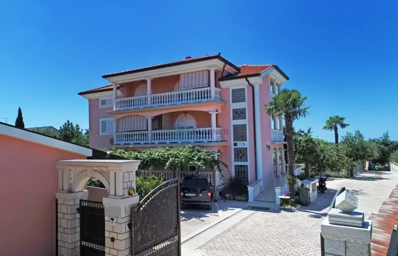 Opportunity for investors! Large house with apartments 300m far from the beach – 3