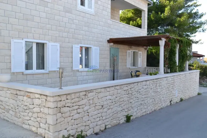 Authentisches dalmatinisches Haus auf der Insel Brac, 200 m vom Meer entfernt
