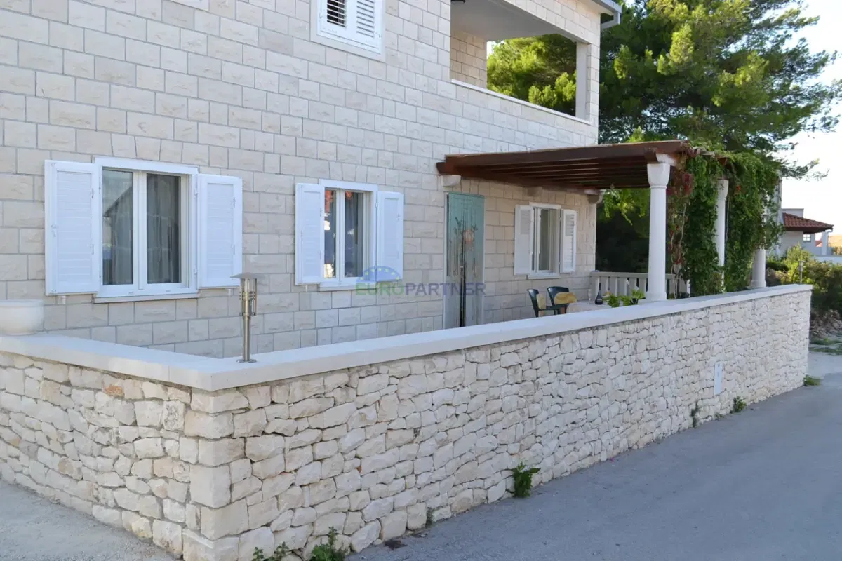 Etažiran stan u kući na otoku Braču, 200 m od mora
