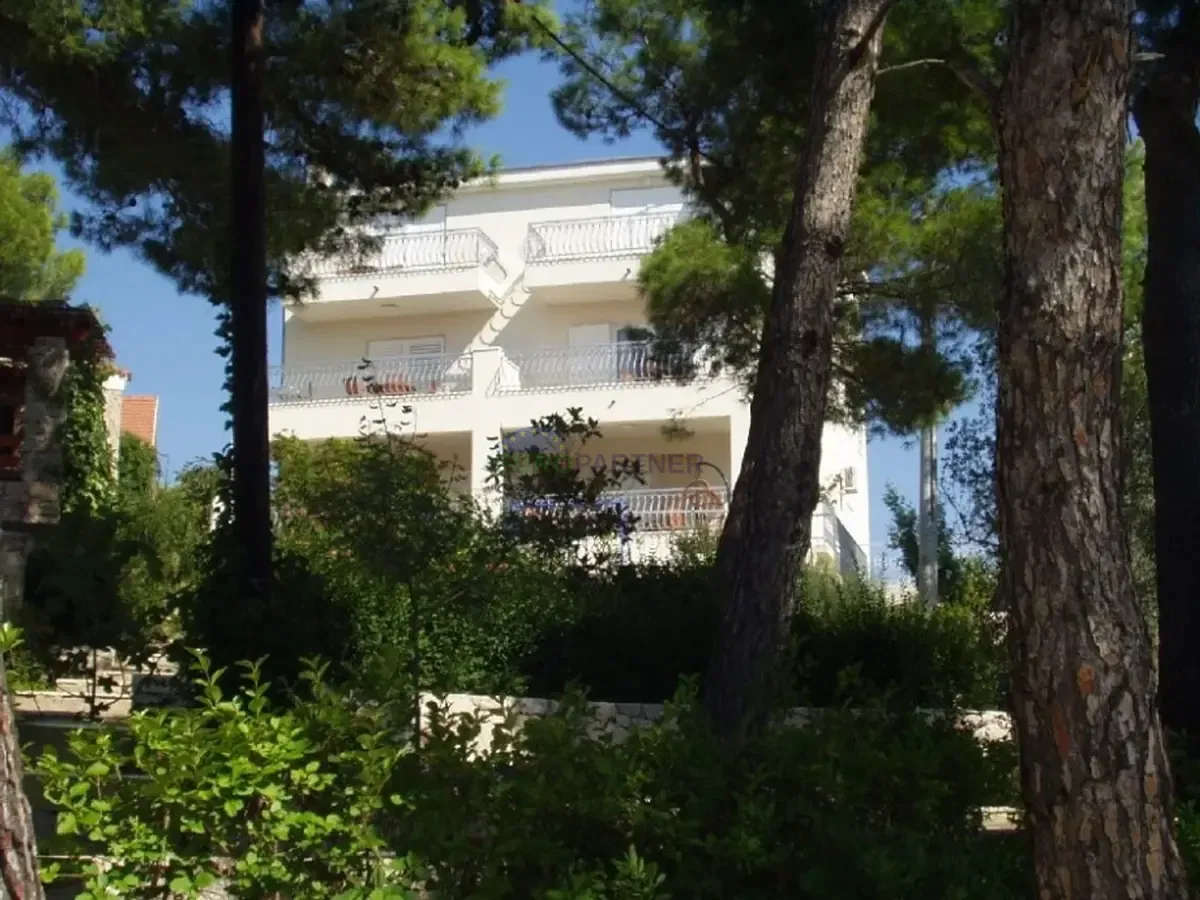 Prostrana apartmanska kuća na otoku Šolti-Nečujam sa predivnim pogledom na more