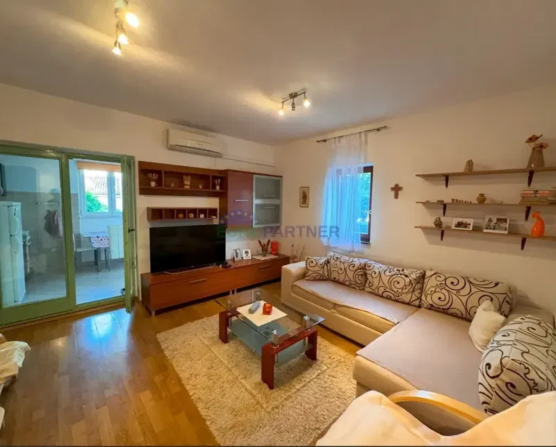 Istrien, Novigrad, eine Wohnung mit Garten in der Nähe des Meeres