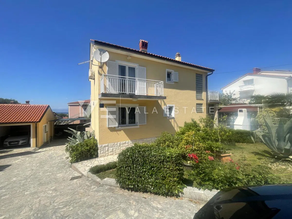 CASA INDIPENDENTE VICINO AL MARE CON TRE APPARTAMENTI E GARAGE