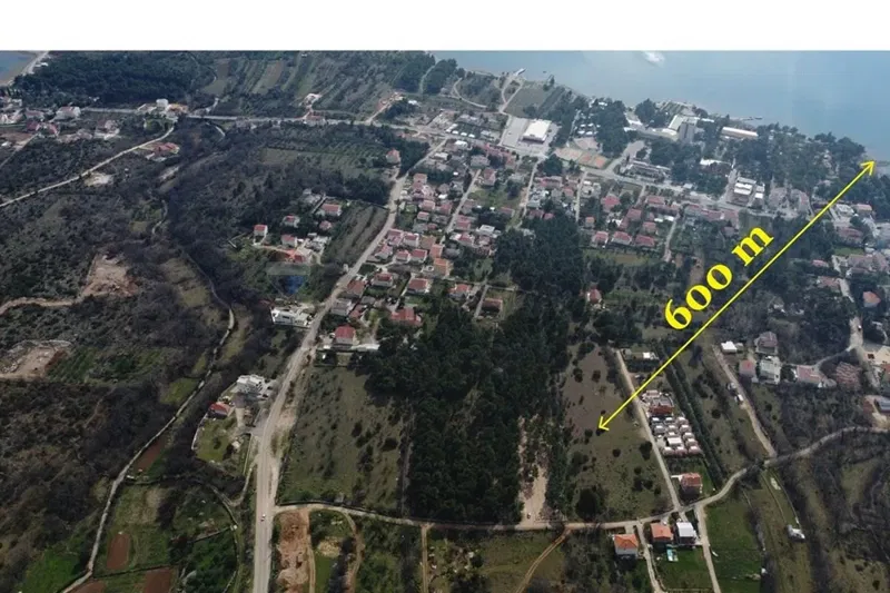 Starigrad Paklenica – građevinsko zemljište 1031 m², pogled na Velebit, voda i struja, 15min do mora pješke