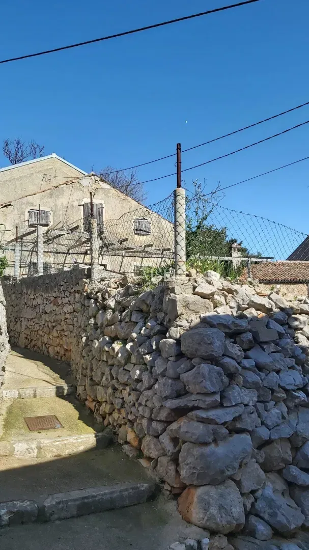 Mali Lošinj - kamena kuća s pomoćnim objektom i dvorištem