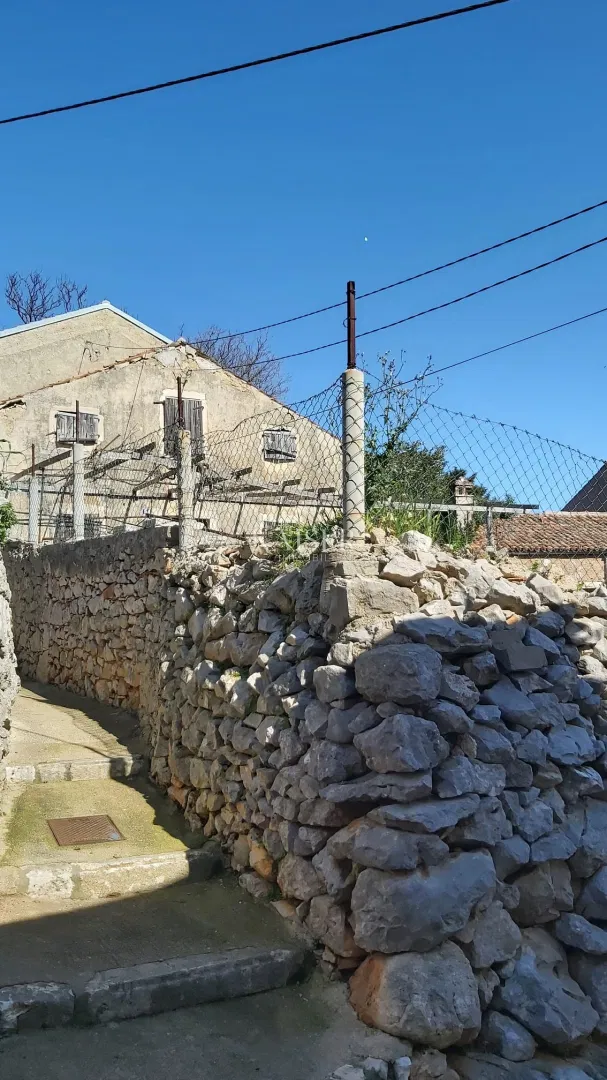 Mali Lošinj - kamena kuća s pomoćnim objektom i dvorištem