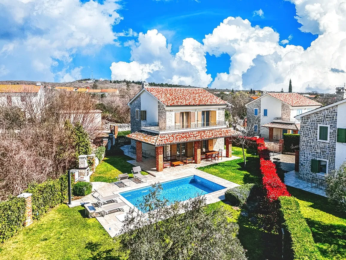 Dobrinj okolica, mediteranska vila s okućnicom i bazenom!