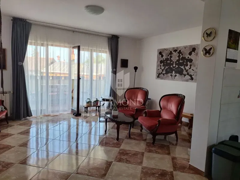 Pula, House with three-bedroom apartment and business space! – 2