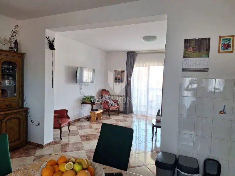 Pula, House with three-bedroom apartment and business space! – 3