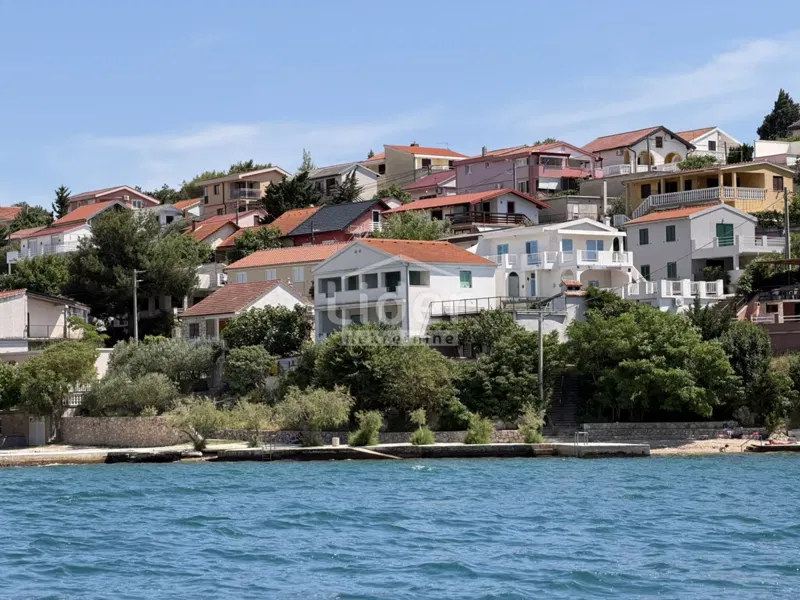 Kuću sa 3 stana na Novigradskom moru prodajemo