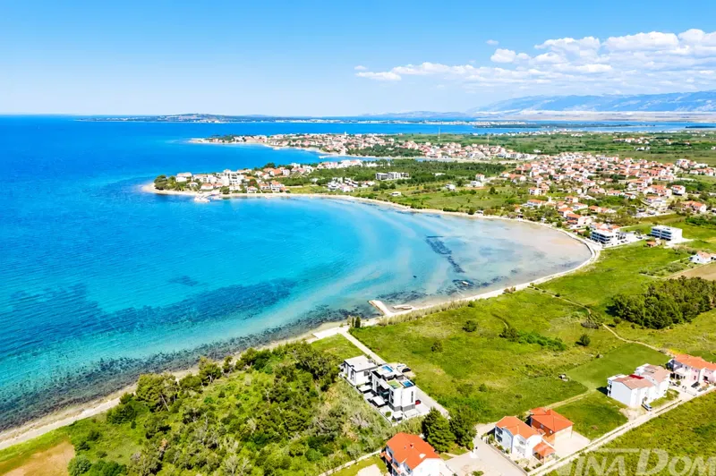 PRIVLAKA DALMACIJA – ODLIČNA LOKACIJA -610 m² - 400 m OD MORA