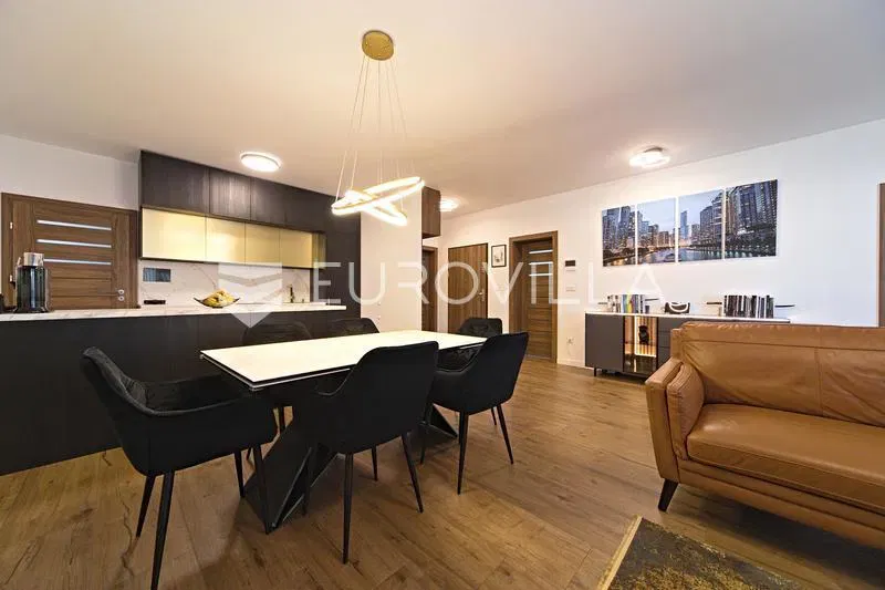 Osijek, Center, for sale fully furnished five-bedroom apartment 150 m² – 3