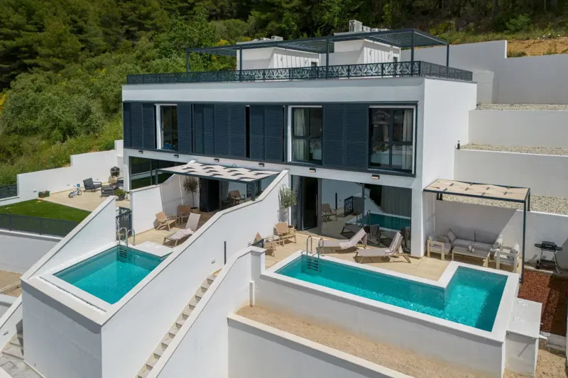 Esclusivo appartamento su tre livelli in una villa di lusso con piscina – 2