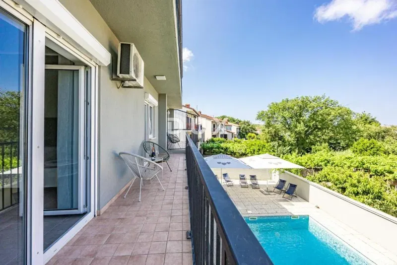 PULA, VALDEBEK - Completely renovated and modernly furnished apartment with 3 bedrooms, swimming pool, parking and storage room – 3