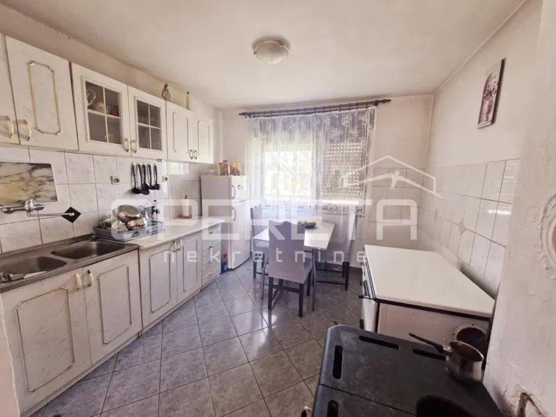 FOR SALE, HOUSE, KLOŠTAR IVANIĆ, Vukovarska Street, 292 m2, two houses and an auxiliary building on a flat plot of 1,395 m2 in a quiet neighborhood. – 2