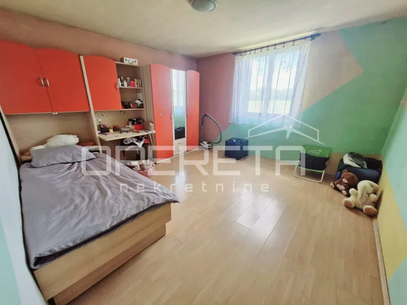 FOR SALE, HOUSE, KLOŠTAR IVANIĆ, Vukovarska Street, 292 m2, two houses and an auxiliary building on a flat plot of 1,395 m2 in a quiet neighborhood. – 3