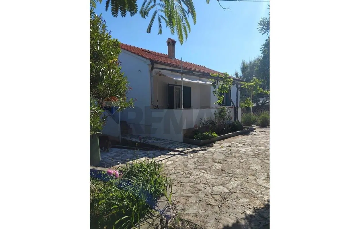 Vinjerac- obiteljska kuća s velikom okućnicom