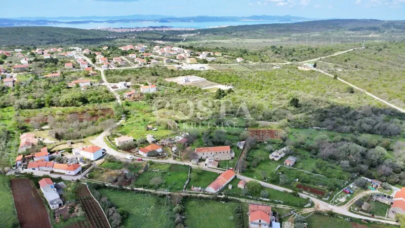 SUKOŠAN, DEBELJAK - Građevinsko zemljište 730 m2 na mirnoj lokaciji