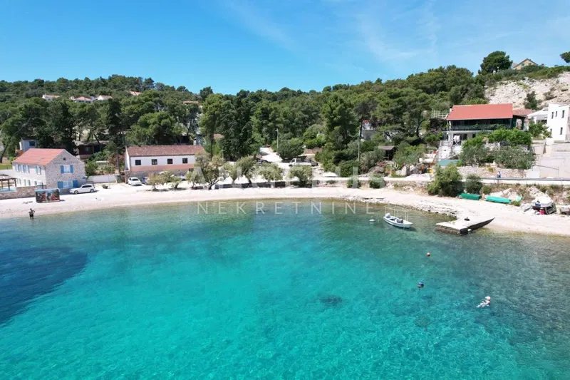 Šolta - zemljište sa dozvolom, prvi red do mora, PRODAJA