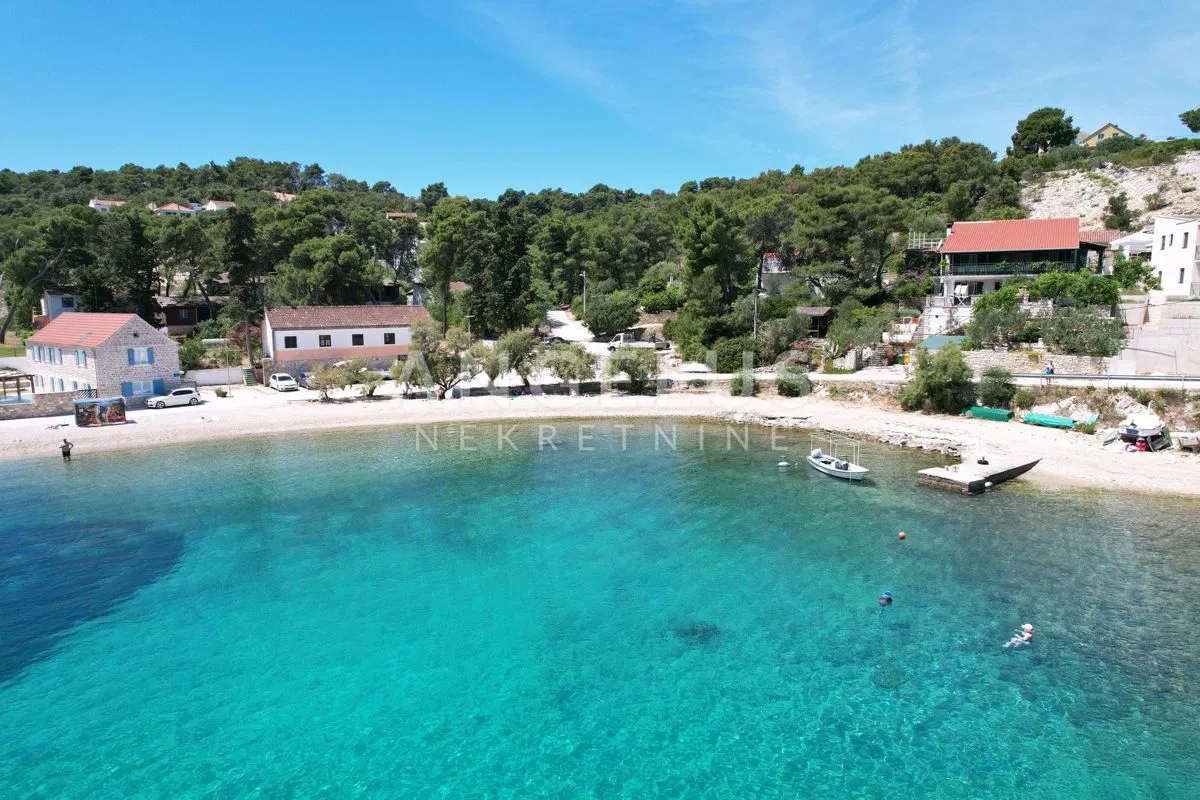 Šolta - zemljište sa dozvolom, prvi red do mora, PRODAJA