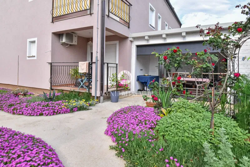 Ground-floor apartment with a large landscaped garden and sea view – 2