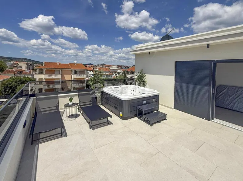 Vodice – Novogradnja: 3-sobno stanovanje s strešno teraso, 690 m od plaže – 2