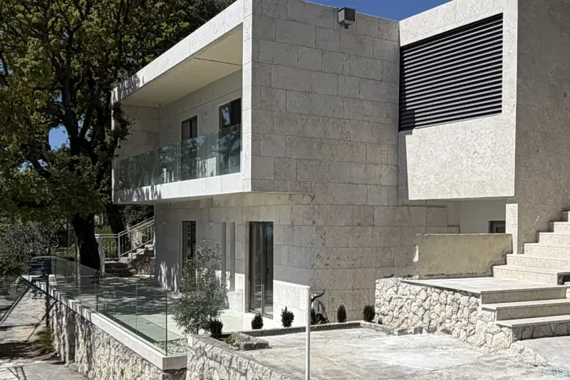 Samostojeća kuća s pogledom na more