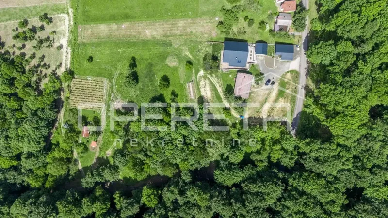 Varaždin Breg. Drvena niskoenergetska kuća od ariša  uz  šumu. Prodaja