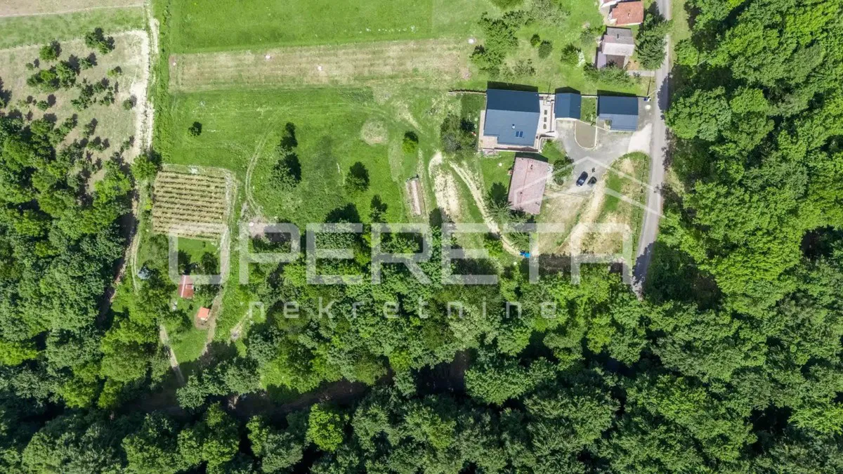 Varaždin Breg. Drvena niskoenergetska kuća od ariša  uz  šumu. Prodaja