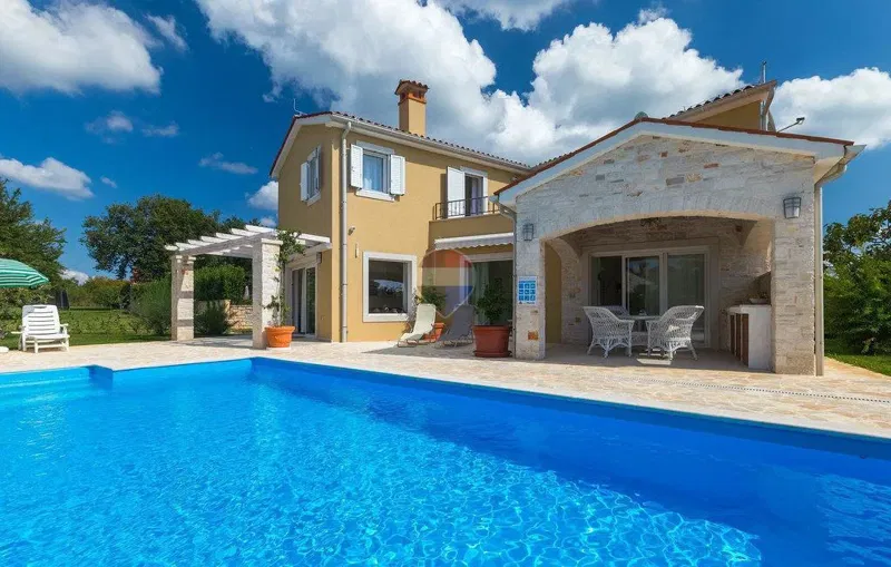 Istra, Sveti Lovreč - villa 200 m2, dvorište 537 m2, četiri spavaće sobe