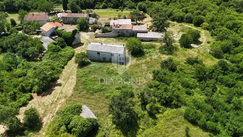 Istria, Barban, casa in pietra da ristrutturare con ampio giardino – 2