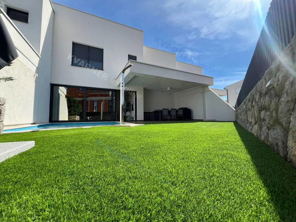 Krk - Modernes Reihenhaus mit Pool