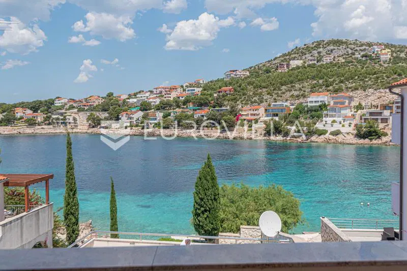 Primošten, Bilo, kuća drugi red do mora s panoramskim pogledom na more